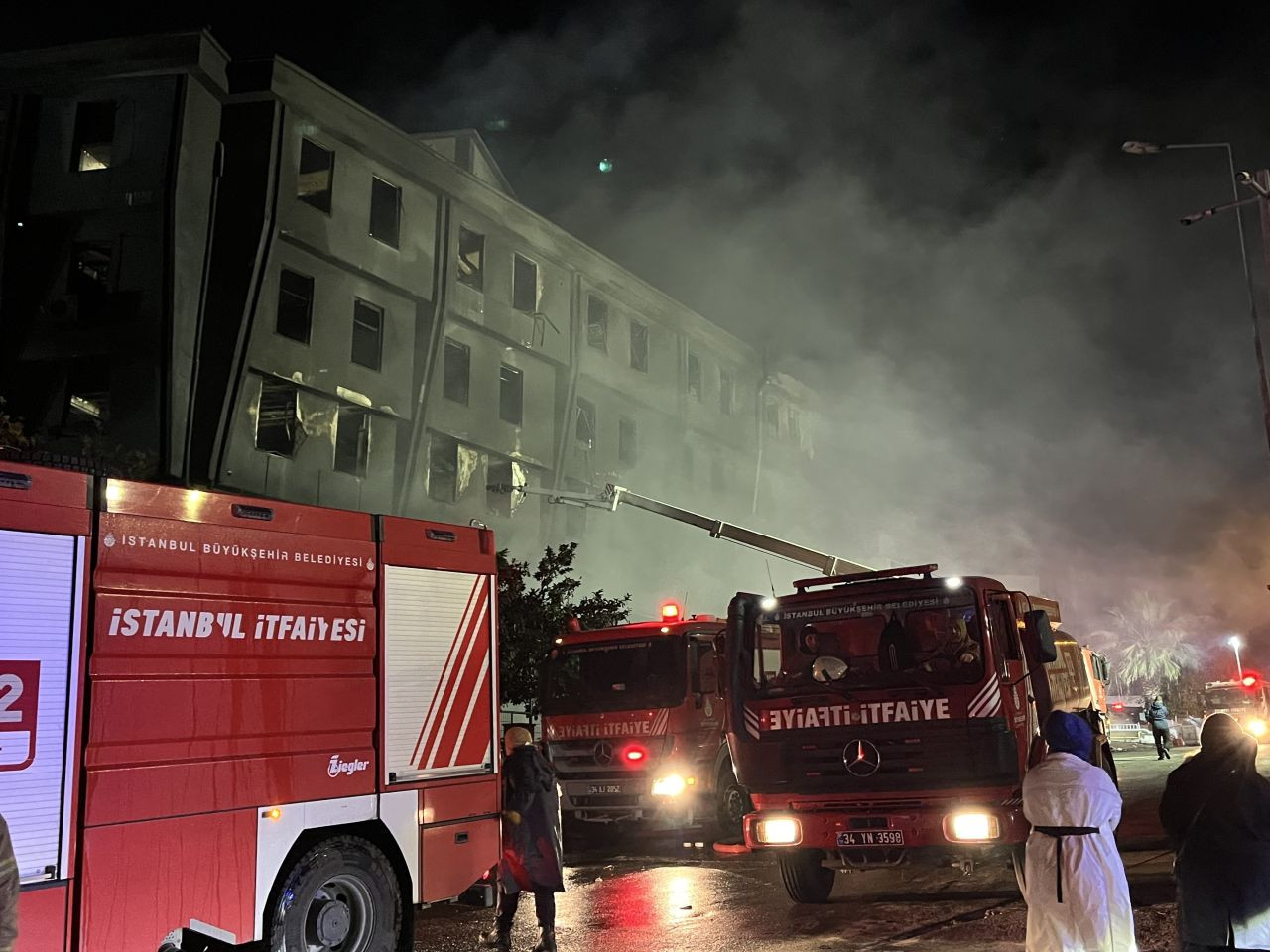 Beylikdüzü’ndeki fabrika yangını 16 saat sonra kontrol altına alındı - Sayfa 3