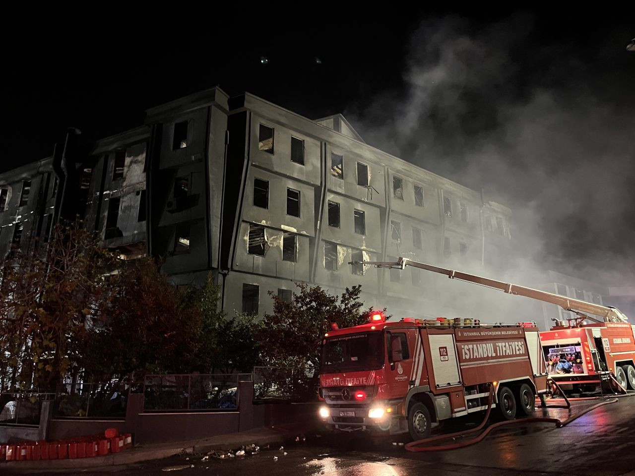 Beylikdüzü’ndeki fabrika yangını 16 saat sonra kontrol altına alındı - Sayfa 4