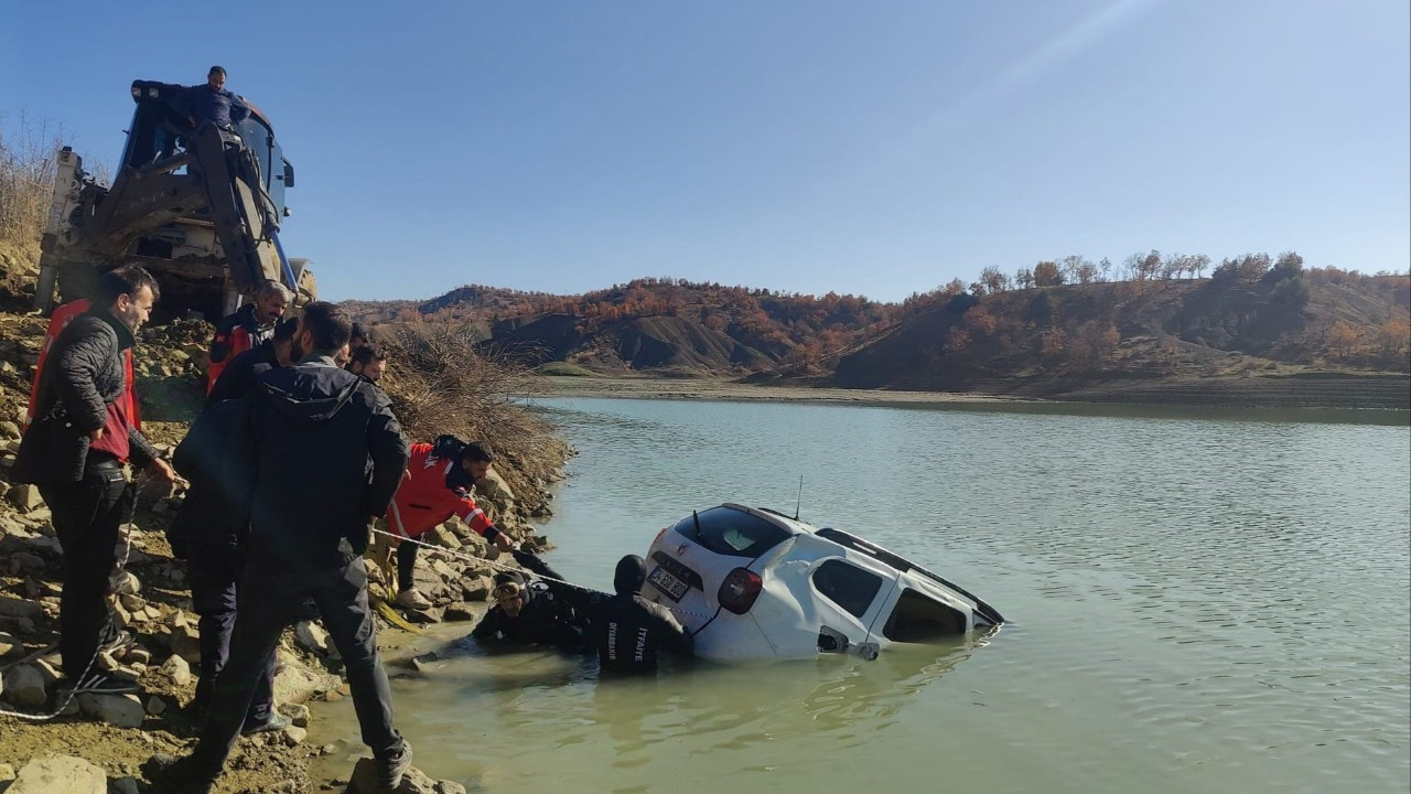 Diyarbakır’da sulama göletine düşen araç 2 saatlik çalışmayla kurtarıldı