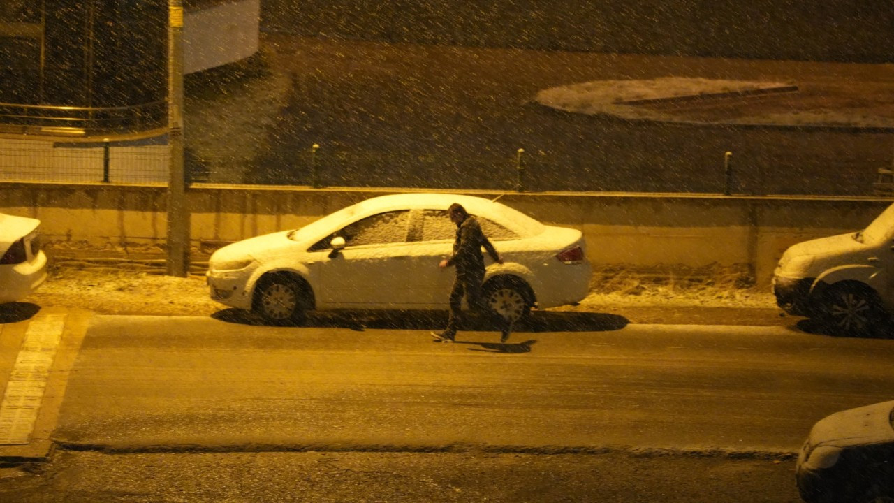 Kastamonu'da şehir merkezine mevsimin ilk karı düştü