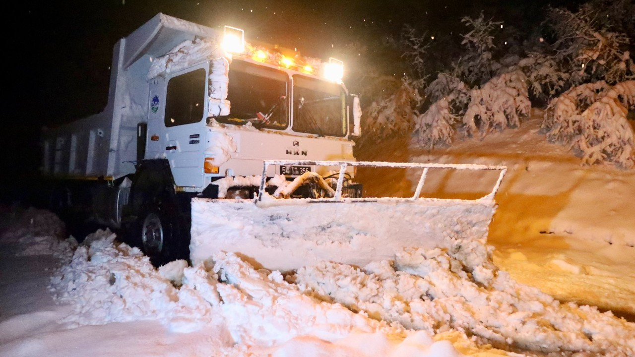 Büyükşehir'den gece boyu kar mesaisi: Kapanan 10 grup yolu ulaşıma açıldı