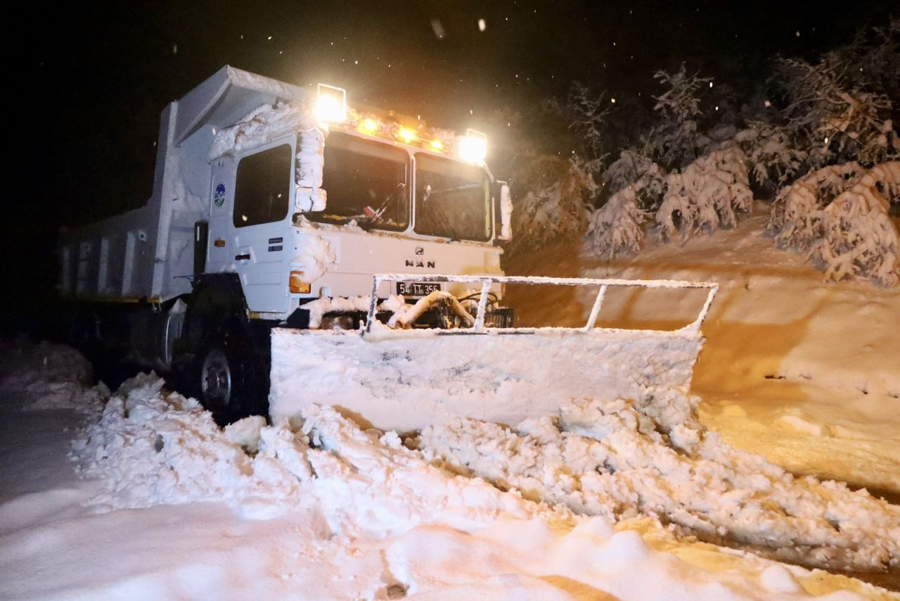 Büyükşehir'den gece boyu kar mesaisi: Kapanan 10 grup yolu ulaşıma açıldı - Sayfa 5