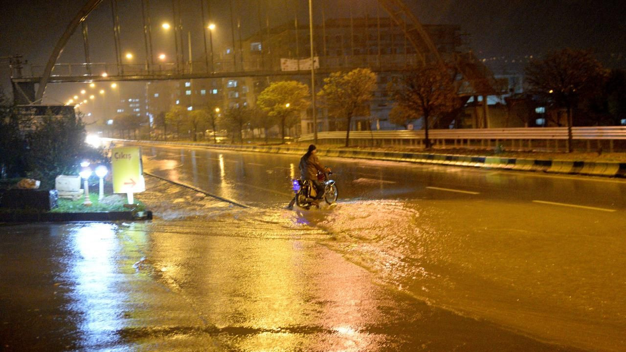 Meteoroloji 48 ili uyardı: Fırtına, sağanak ve kar geliyor - Sayfa 28