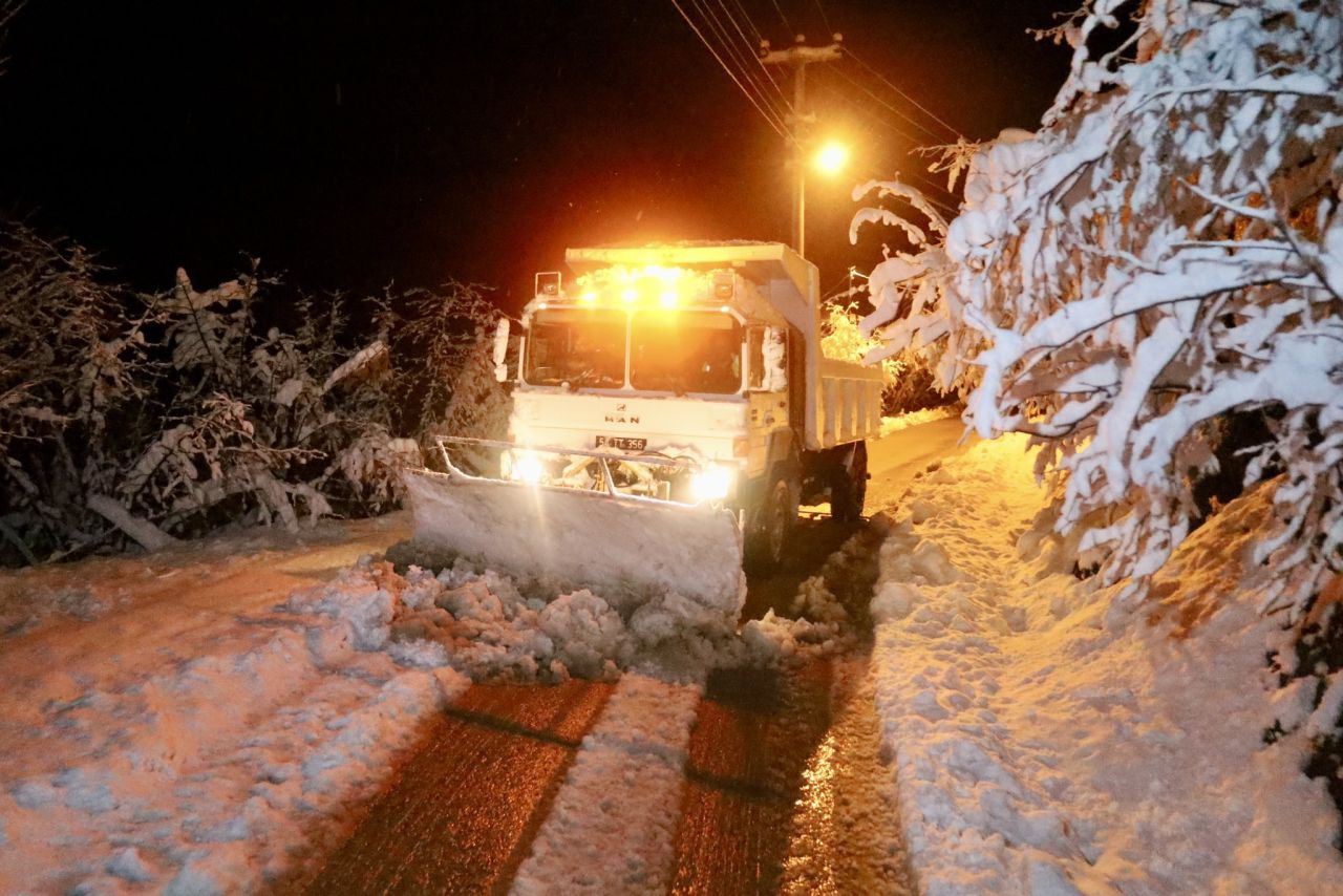 Büyükşehir'den gece boyu kar mesaisi: Kapanan 10 grup yolu ulaşıma açıldı - Sayfa 4