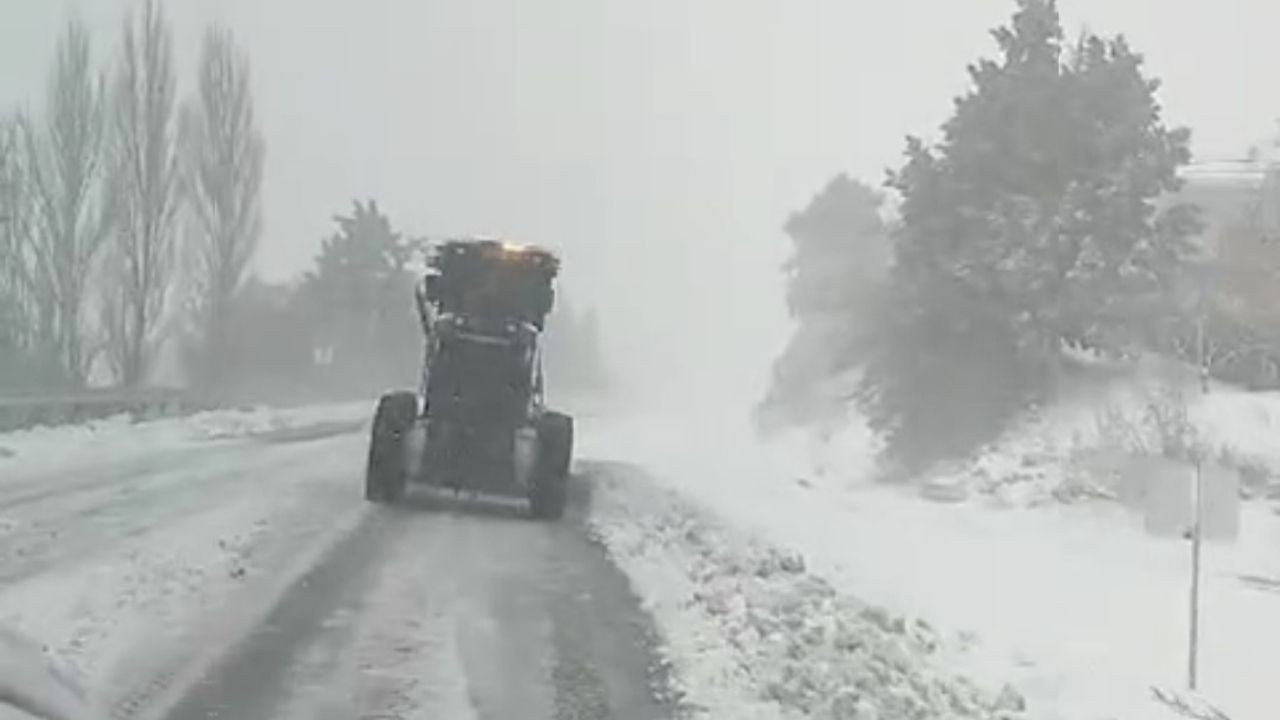 Adana'da rüzgar ve kar hayatı olumsuz etkilemeye devam ediyor