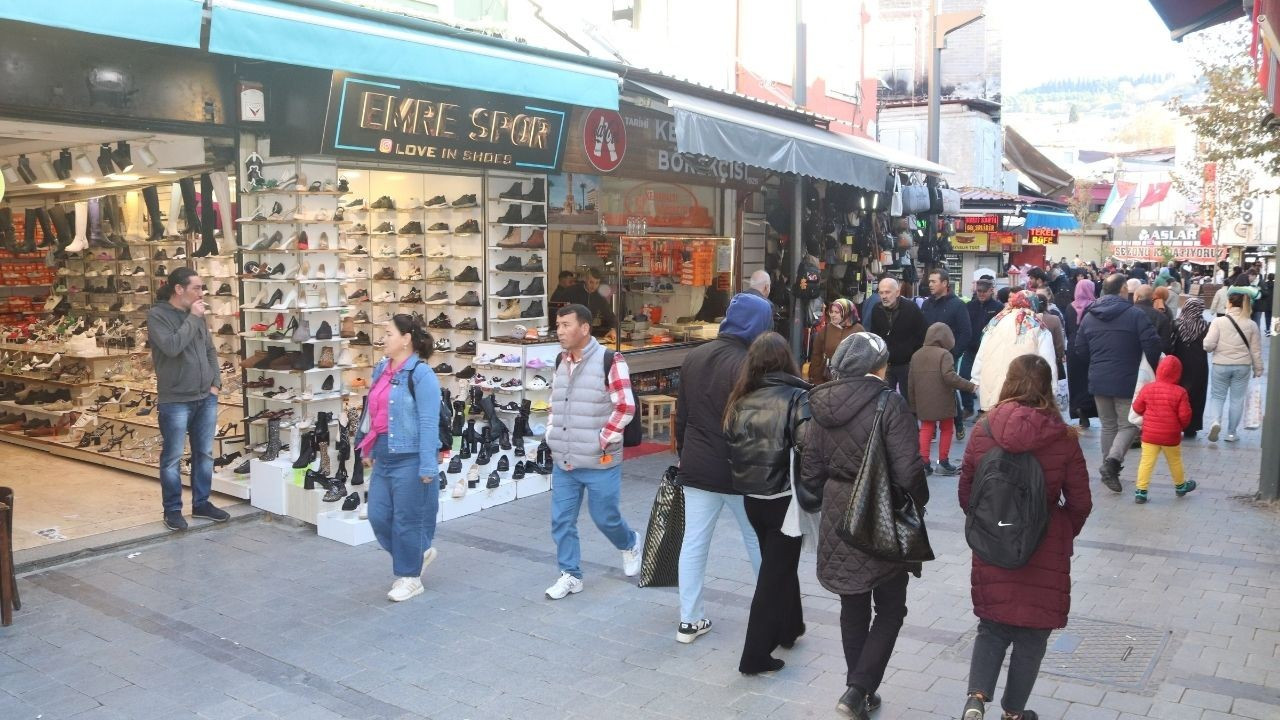 Yolda yürüyen genç kıza durduk yere tekme attı, esnaftan meydan dayağı yedi