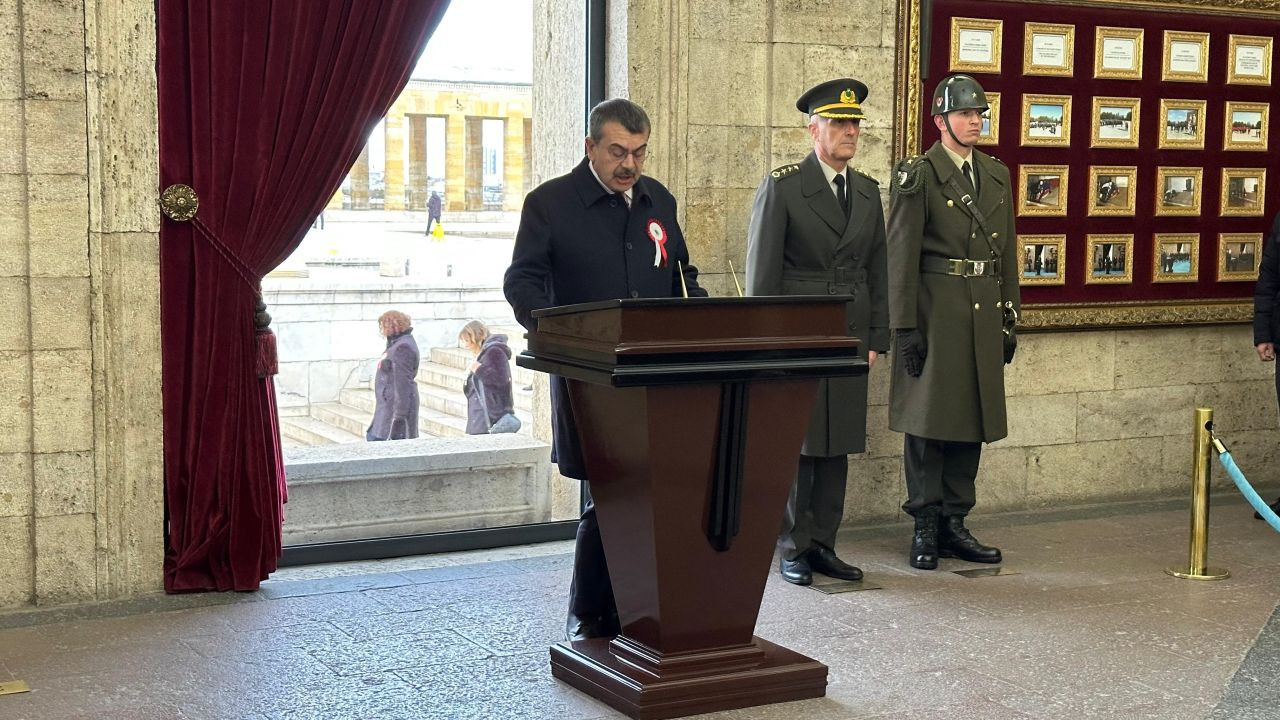 Bakan Tekin, 81 İlden Gelen Öğretmenlerle Anıtkabir'i Ziyaret Etti - Sayfa 1