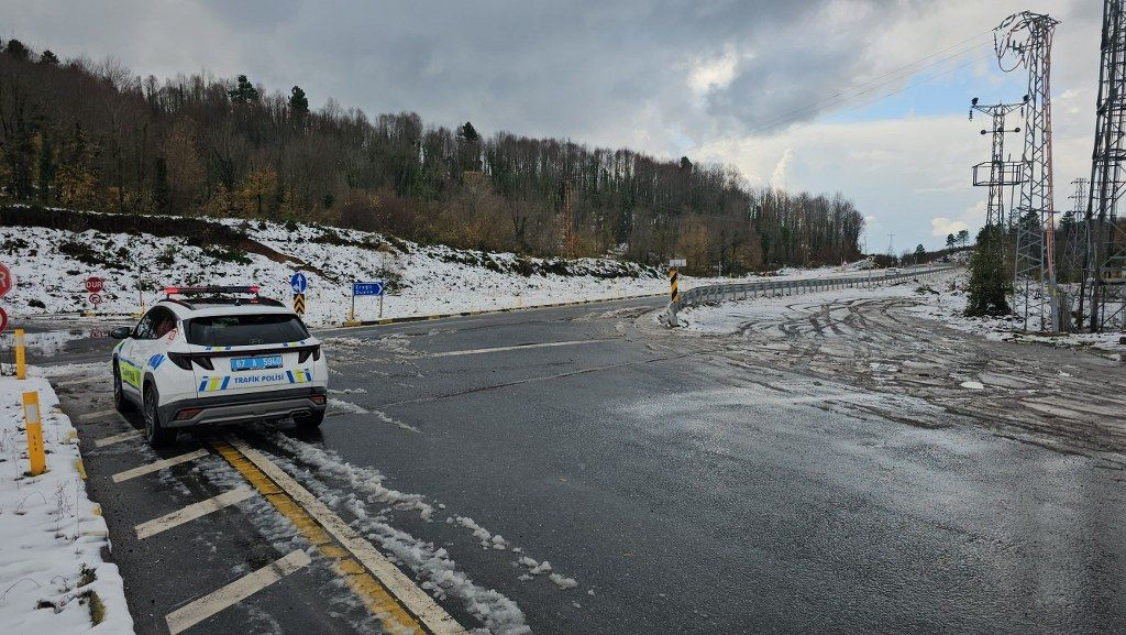 Zonguldak'ta kar yağışı sonrası güzergahlar ulaşıma açıldı - Sayfa 1