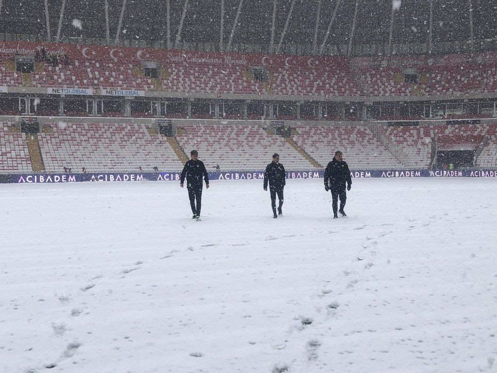 Sivasspor - Kasımpaşa maçının hakemi Burak Pakkan stadyum zeminini inceledi - Sayfa 1