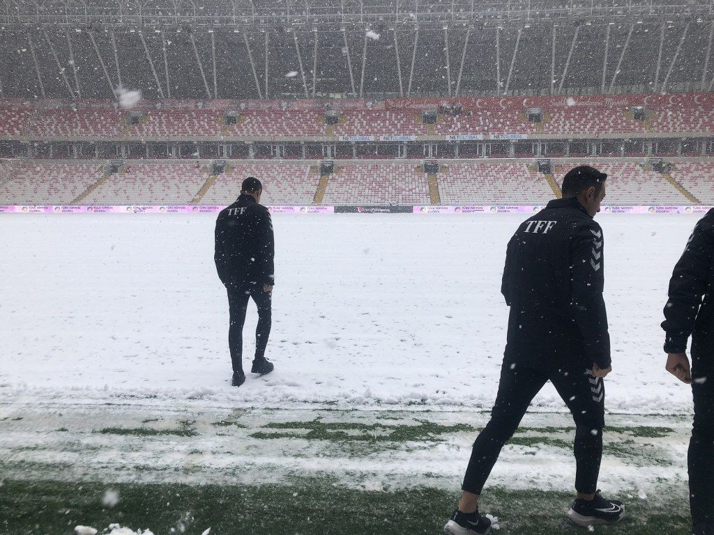 Sivasspor - Kasımpaşa maçının hakemi Burak Pakkan stadyum zeminini inceledi - Sayfa 2