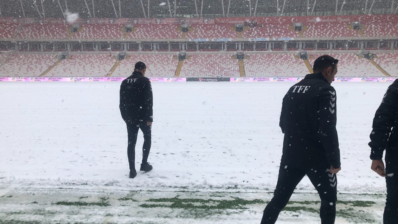 Sivasspor - Kasımpaşa maçının hakemi Burak Pakkan stadyum zeminini inceledi