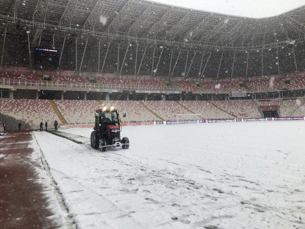 Sivasspor - Kasımpaşa maçının hakemi Burak Pakkan stadyum zeminini inceledi - Sayfa 5