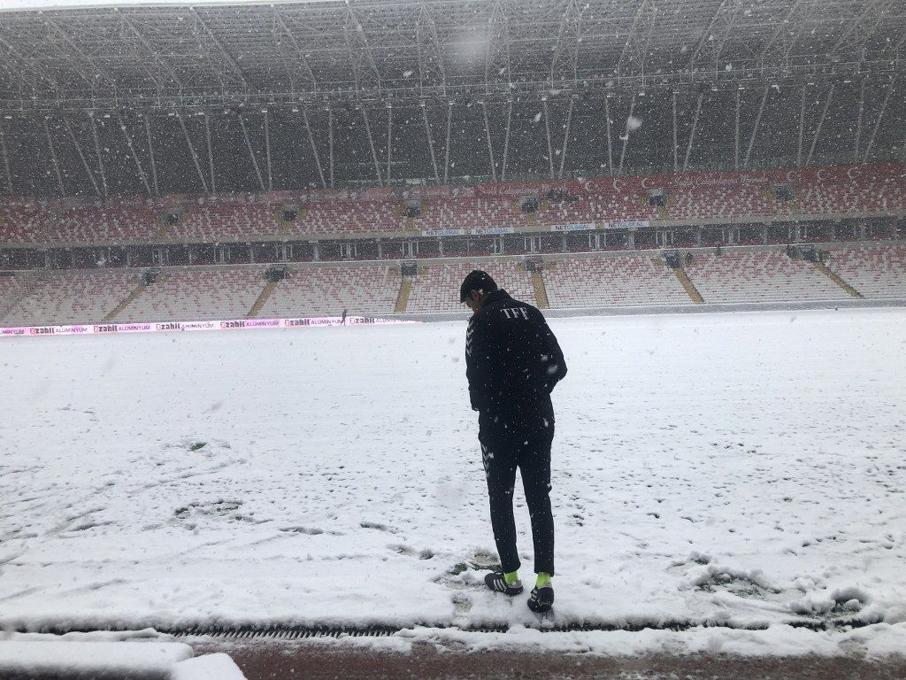 Sivasspor - Kasımpaşa maçının hakemi Burak Pakkan stadyum zeminini inceledi - Sayfa 7