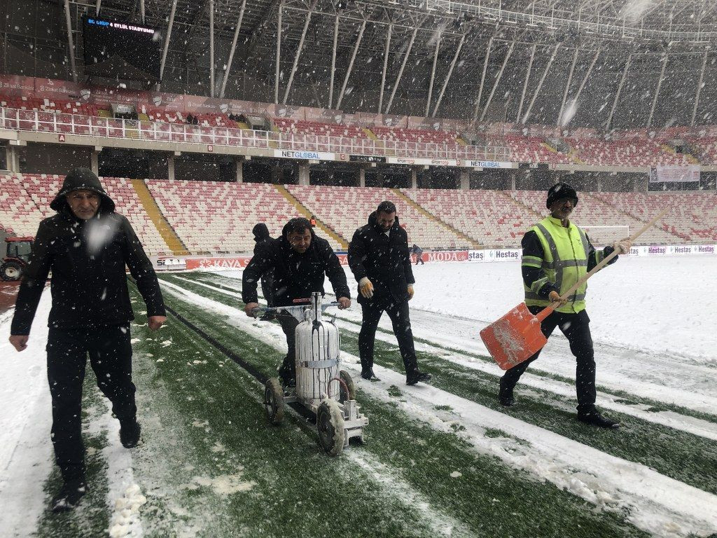 Sivasspor - Kasımpaşa maçının hakemi Burak Pakkan stadyum zeminini inceledi - Sayfa 8