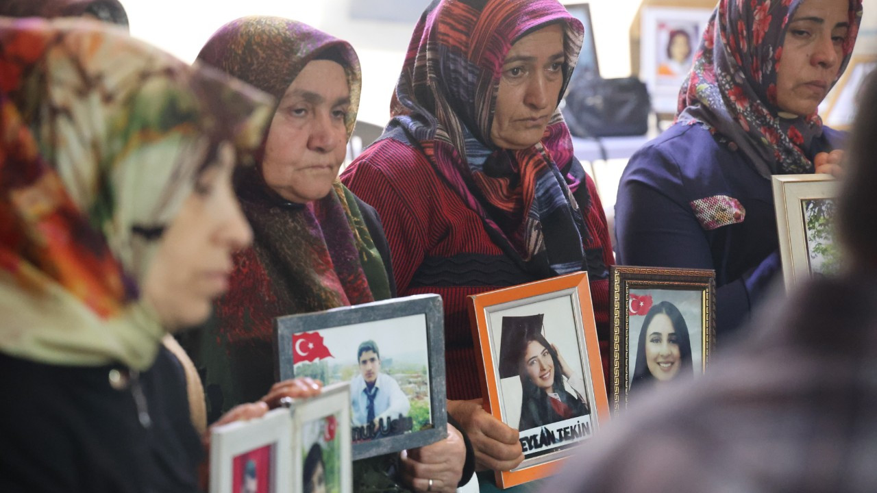 Evlat nöbetindeki annelerden kararlılık vurgusu: “Bu düşmanın karşısında dimdik duracağım, boynumu eğmeyeceğim”