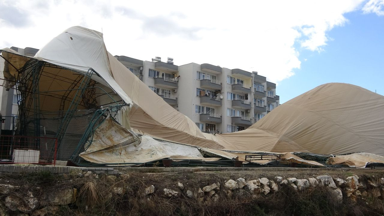 Mersin'de fırtına halı sahayı çökertti - Sayfa 5