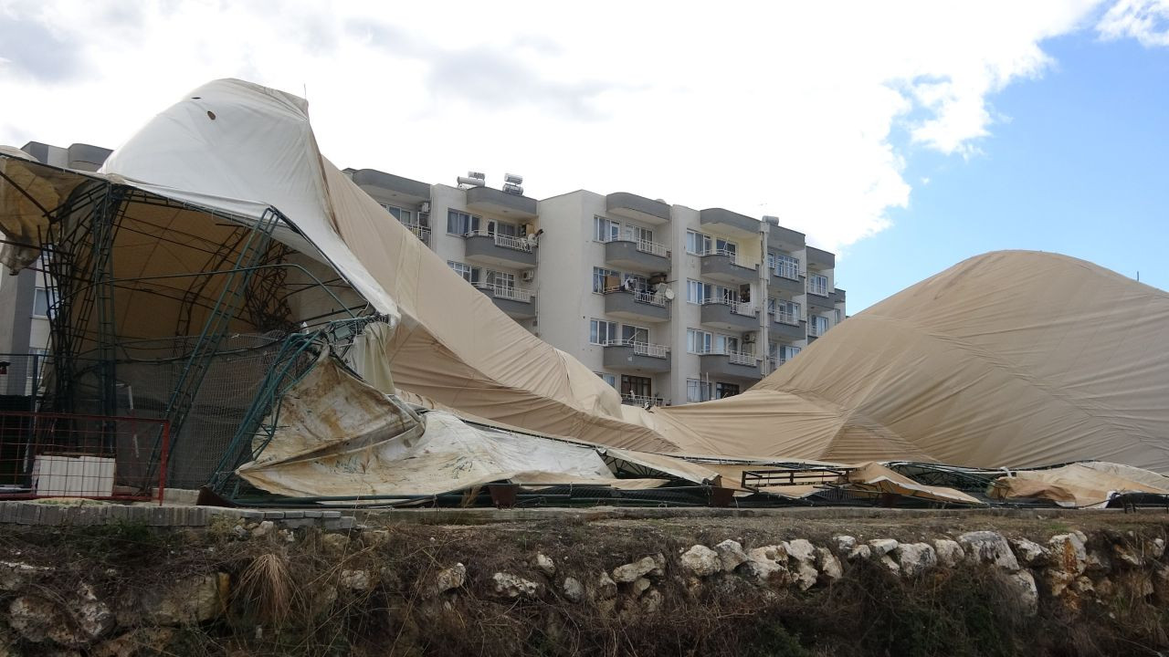 Mersin'de fırtına halı sahayı çökertti - Sayfa 4