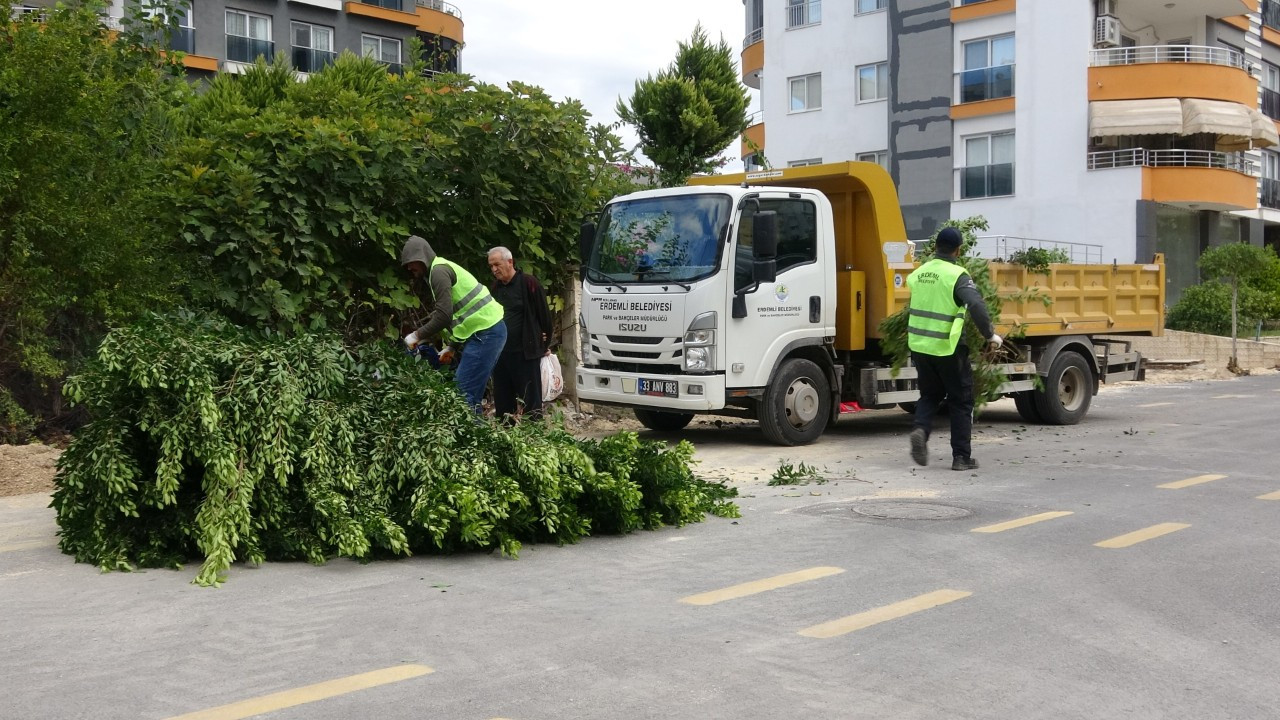 Mersin'de fırtına halı sahayı çökertti