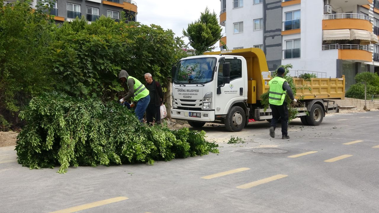 Mersin'de fırtına halı sahayı çökertti - Sayfa 1