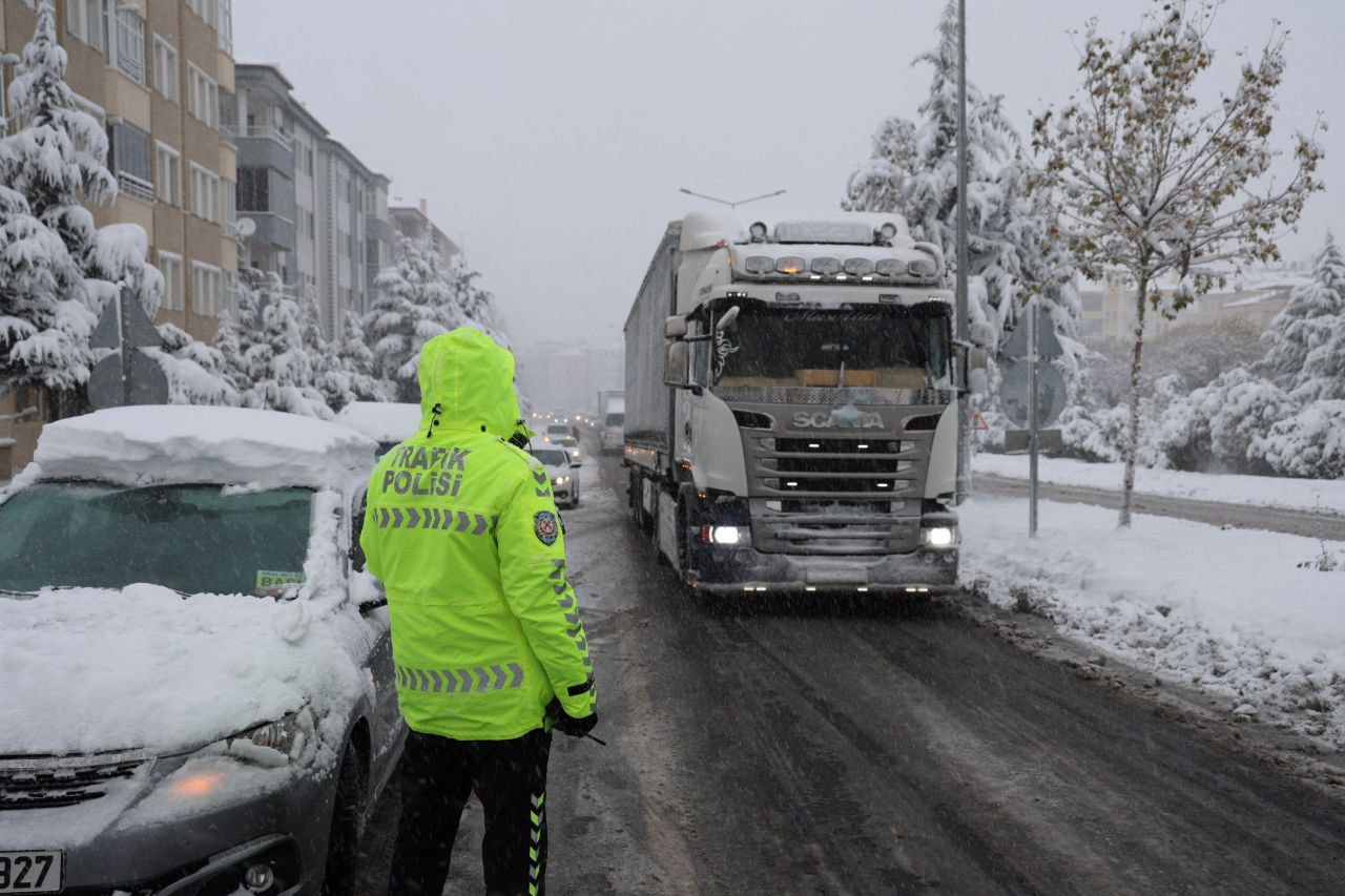 Yolda kalan araçlara polisler yardım etti - Sayfa 5