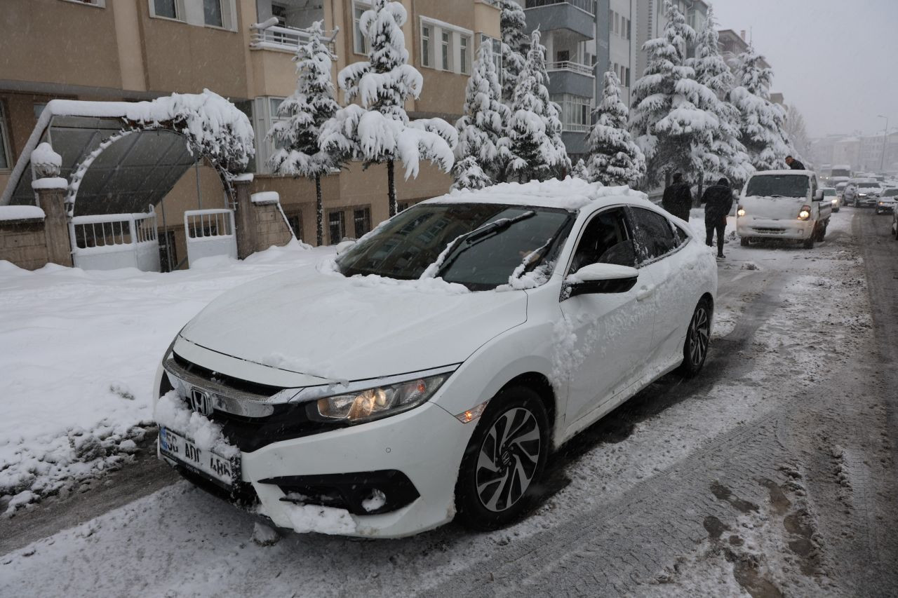 Yolda kalan araçlara polisler yardım etti - Sayfa 3