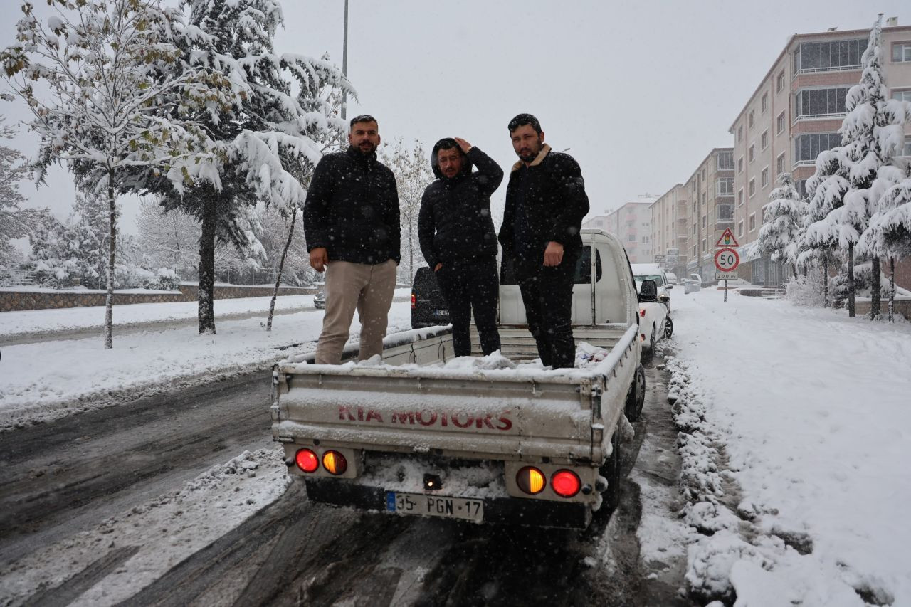 Yolda kalan araçlara polisler yardım etti - Sayfa 2