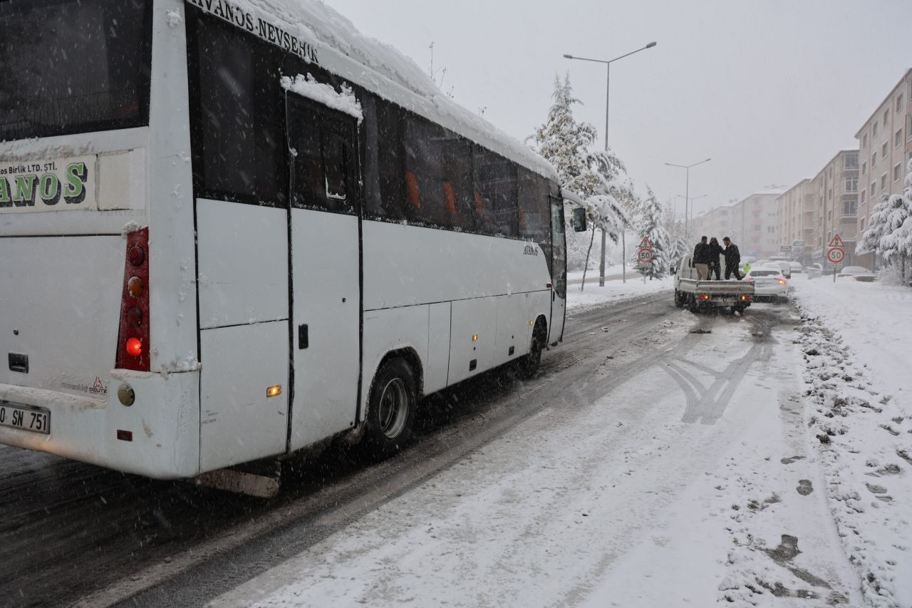 Yolda kalan araçlara polisler yardım etti - Sayfa 1