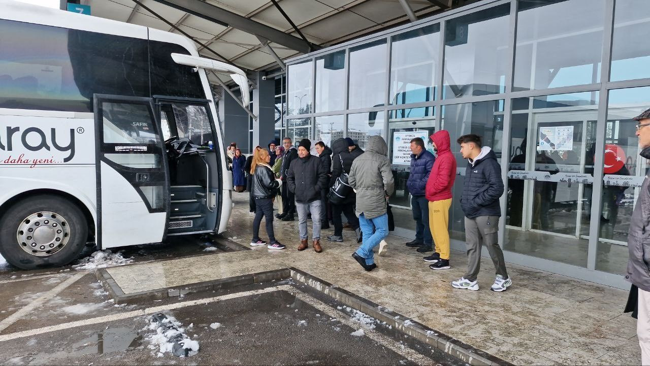 Kar yağışı, şehirlerarası otobüs seferlerini aksattı - Sayfa 4