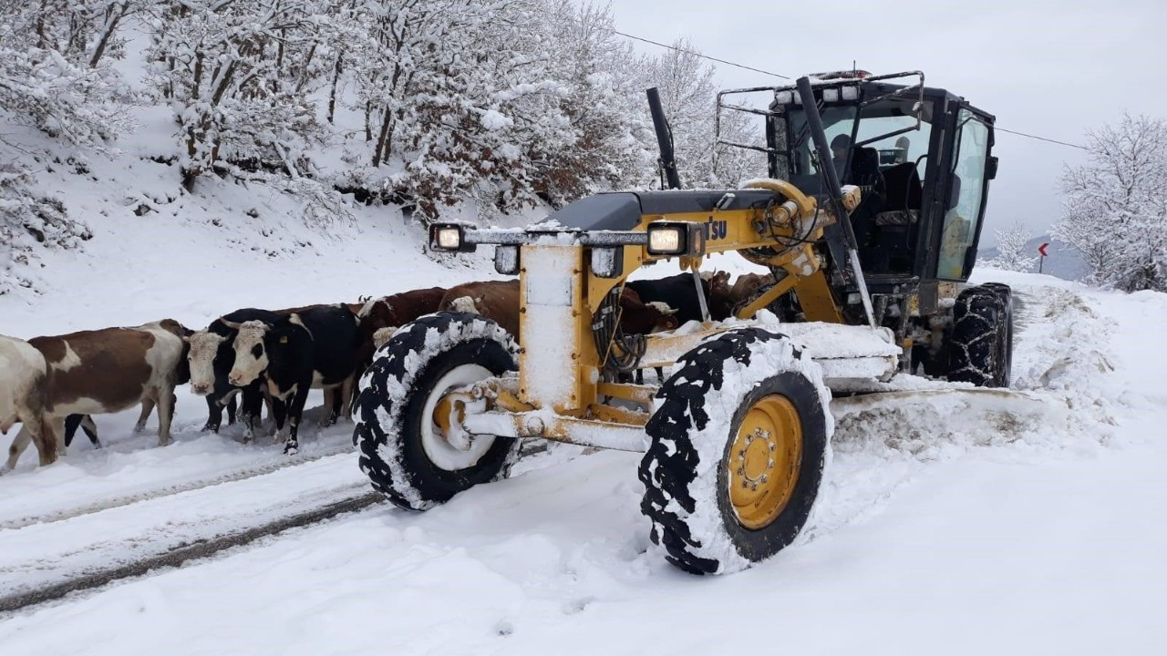 Amasya' da kar yağışı etkili oldu 107 köy yolu ulaşıma kapandı