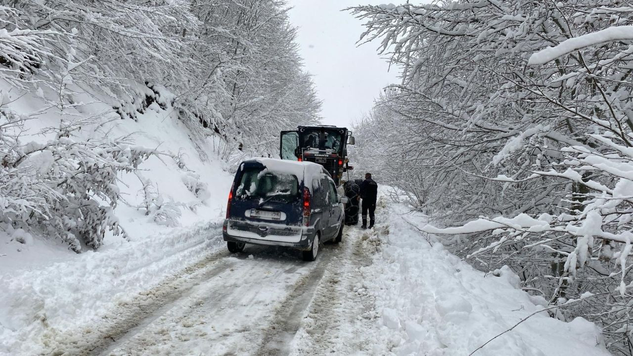 Amasya' da kar yağışı etkili oldu 107 köy yolu ulaşıma kapandı - Sayfa 1