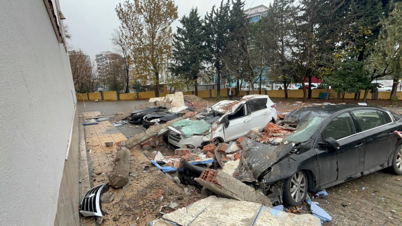 Veli Toplantısı Sırasında Otomobillerin Üzerine Duvar Devrildi: 3 Yaralı - Sayfa 6