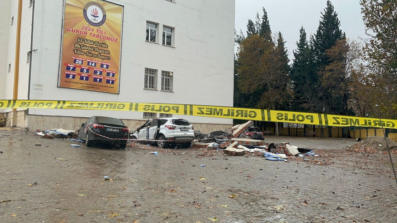 Veli Toplantısı Sırasında Otomobillerin Üzerine Duvar Devrildi: 3 Yaralı - Sayfa 4