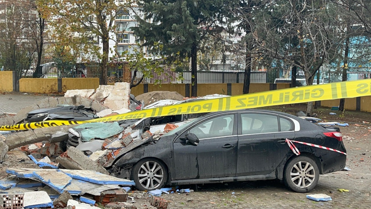 Veli toplantısı sırasında otomobillerin üzerine duvar devrildi: 3 yaralı