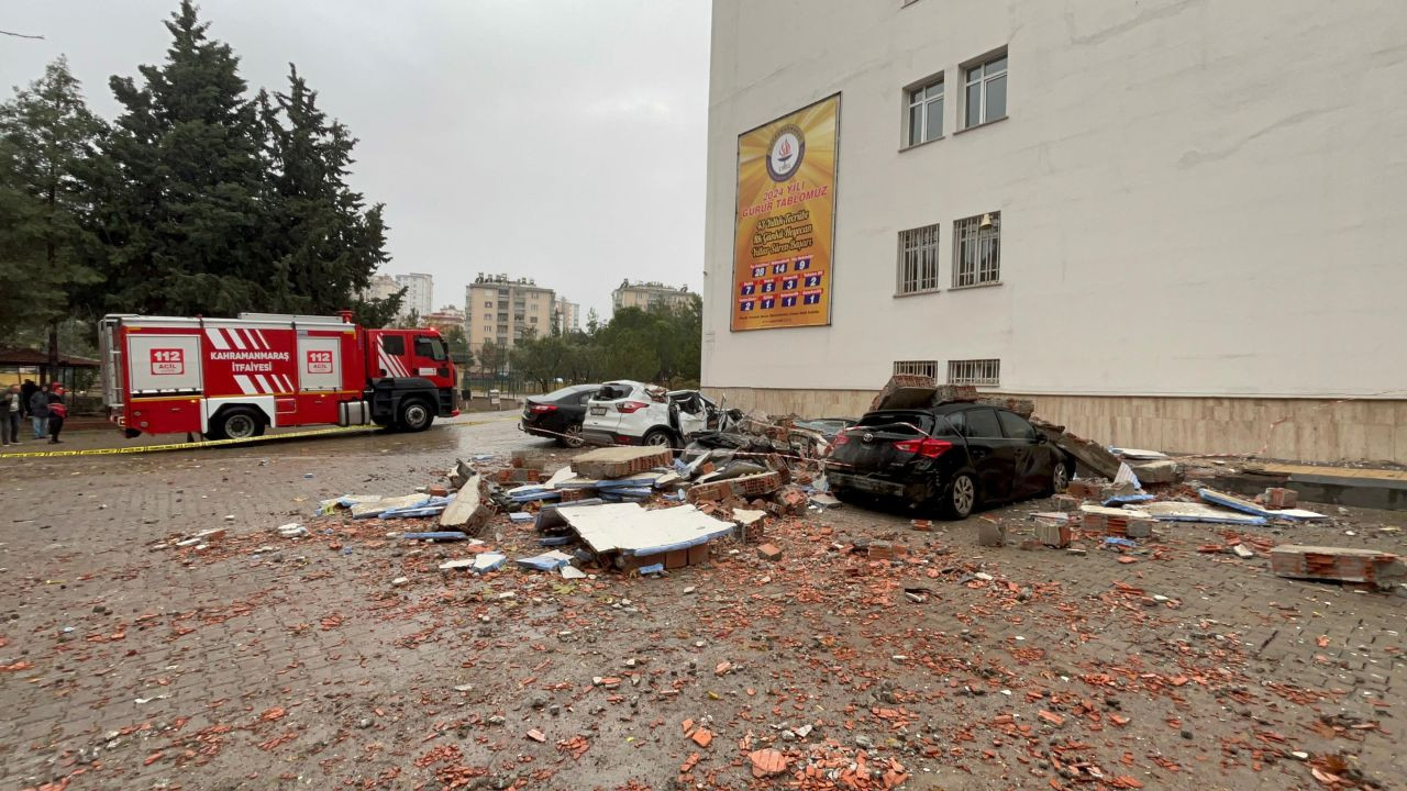 Veli Toplantısı Sırasında Otomobillerin Üzerine Duvar Devrildi: 3 Yaralı - Sayfa 2