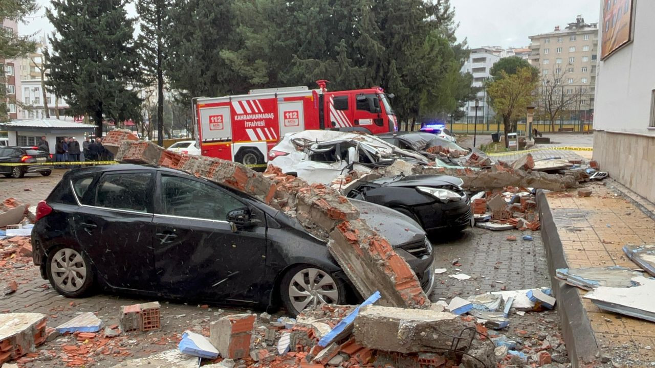 Veli Toplantısı Sırasında Otomobillerin Üzerine Duvar Devrildi: 3 Yaralı - Sayfa 1