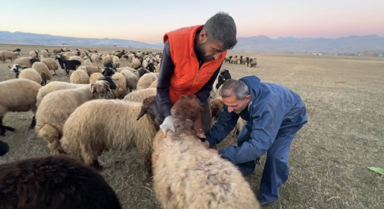 Okulda öğretmen köyde çiftçi - Sayfa 1