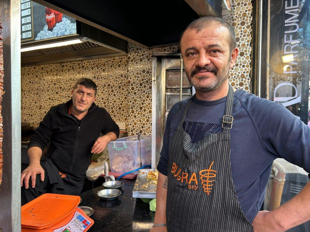 Yolda yürüyen genç kıza durduk yere tekme attı, esnaftan meydan dayağı yedi - Sayfa 5