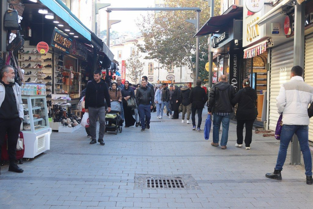 Yolda yürüyen genç kıza durduk yere tekme attı, esnaftan meydan dayağı yedi - Sayfa 6