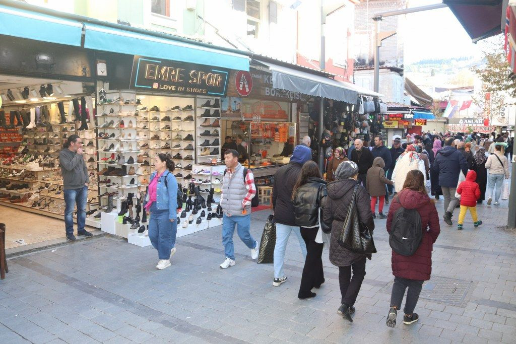 Yolda yürüyen genç kıza durduk yere tekme attı, esnaftan meydan dayağı yedi - Sayfa 7