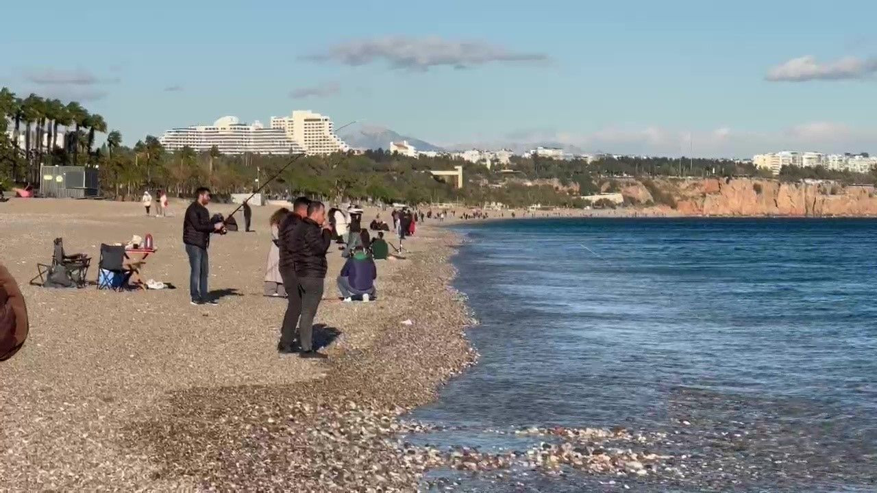 Antalya'da Fırtına ve Hortuma Rağmen Sahilde Deniz Keyfi - Sayfa 2