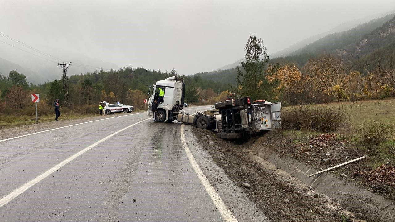 Karabük’te Azot Tankeri Devrildi: Trafik Kontrollü Sağlanıyor - Sayfa 1