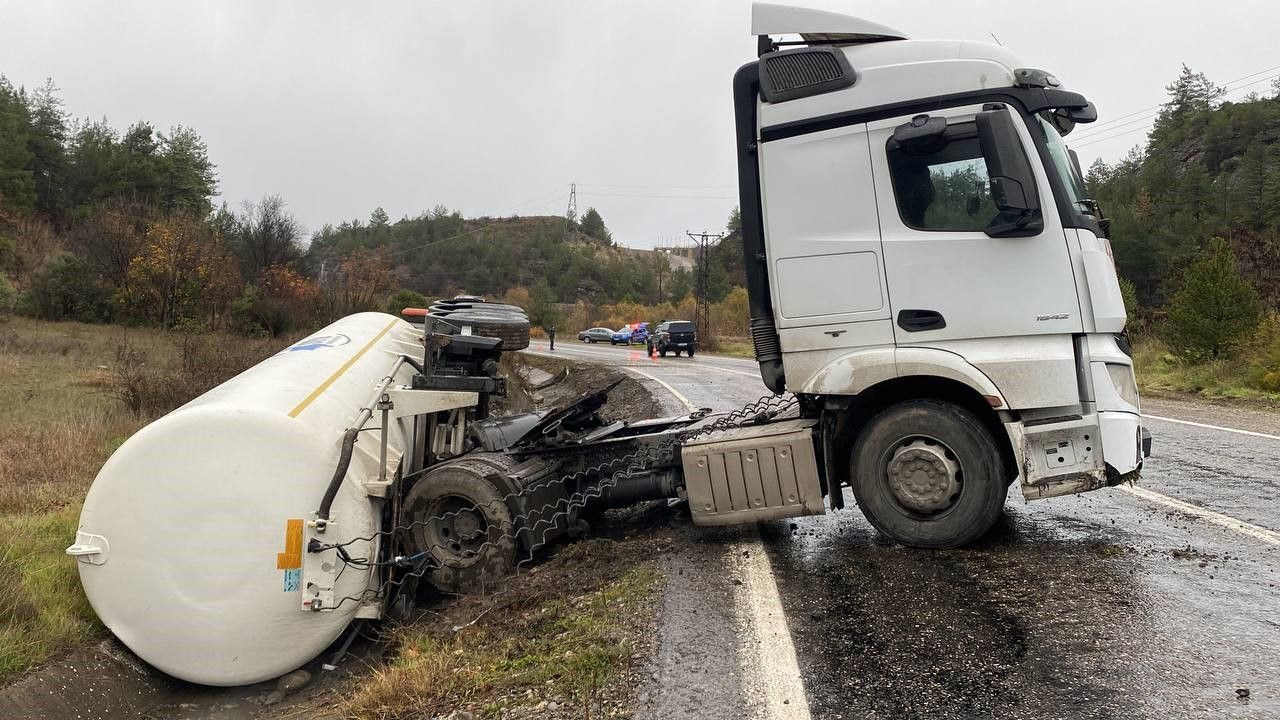 Karabük’te Azot Tankeri Devrildi: Trafik Kontrollü Sağlanıyor - Sayfa 2