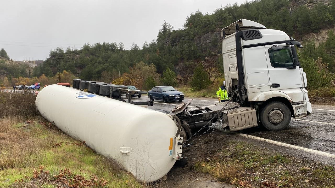 Karabük’te Azot Tankeri Devrildi: Trafik Kontrollü Sağlanıyor