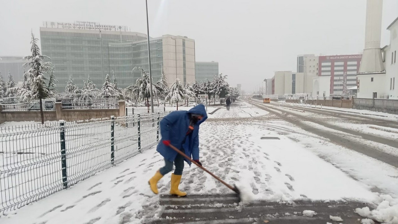 Yeşilyurt Belediyesi’nden Karla Mücadelede 7/24 Seferberlik