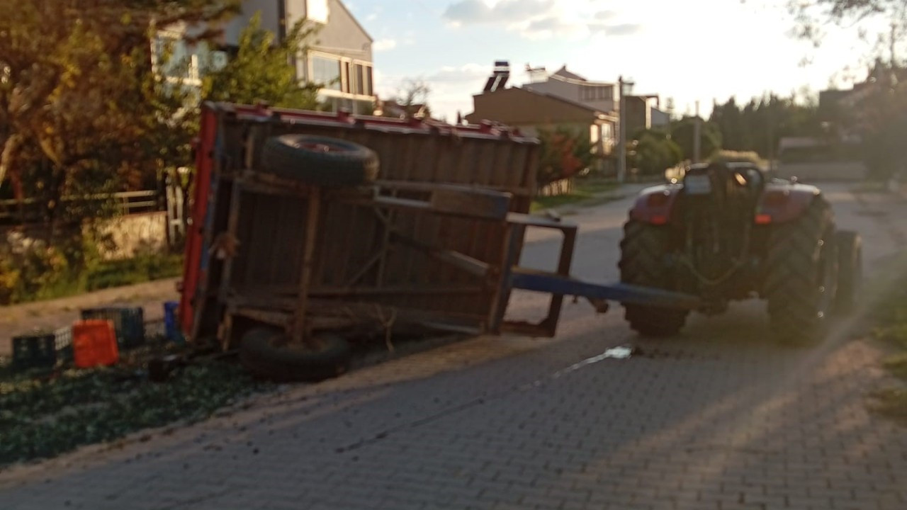 Balıkesir'de Zeytin Yüklü Traktör Römorku Devrildi: 5 Yaralı