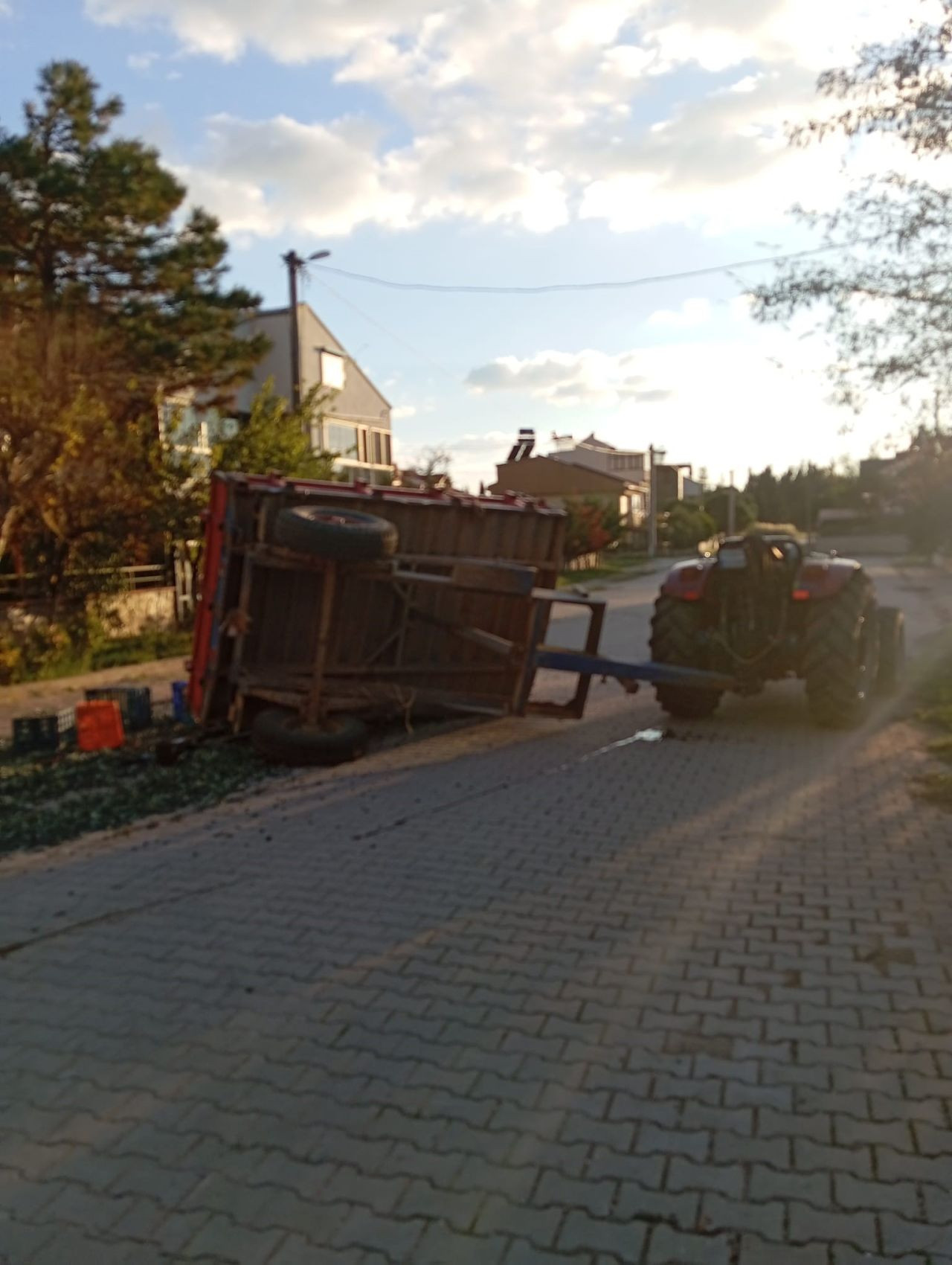 Balıkesir'de Zeytin Yüklü Traktör Römorku Devrildi: 5 Yaralı - Sayfa 2