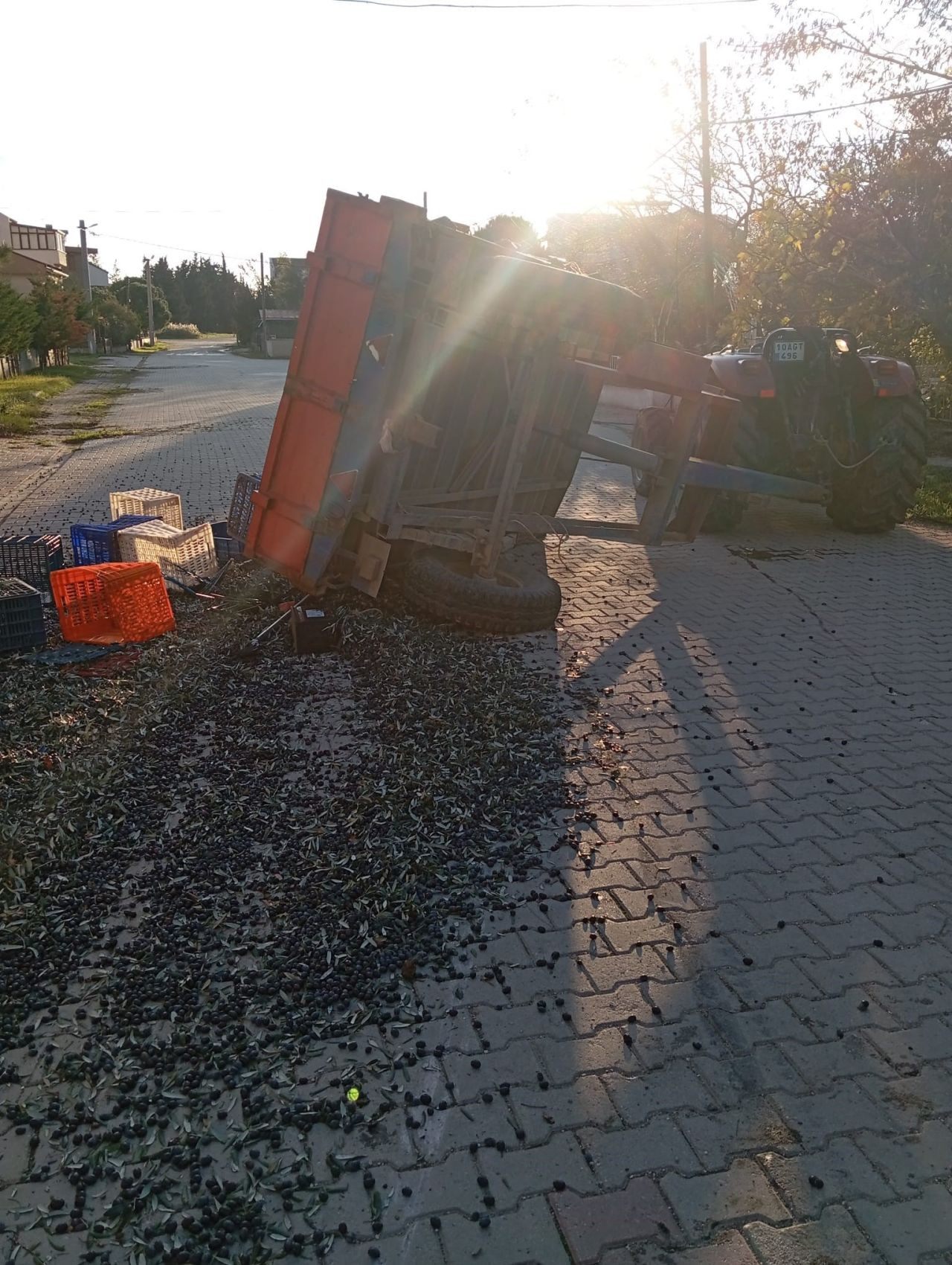 Balıkesir'de Zeytin Yüklü Traktör Römorku Devrildi: 5 Yaralı - Sayfa 3