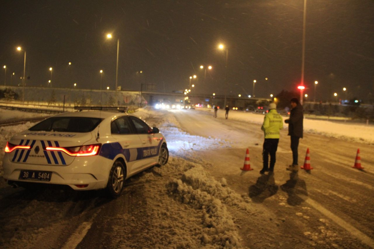 Kayseri-Malatya Karayolu Kar Nedeniyle 8 Saattir Kapalı - Sayfa 1