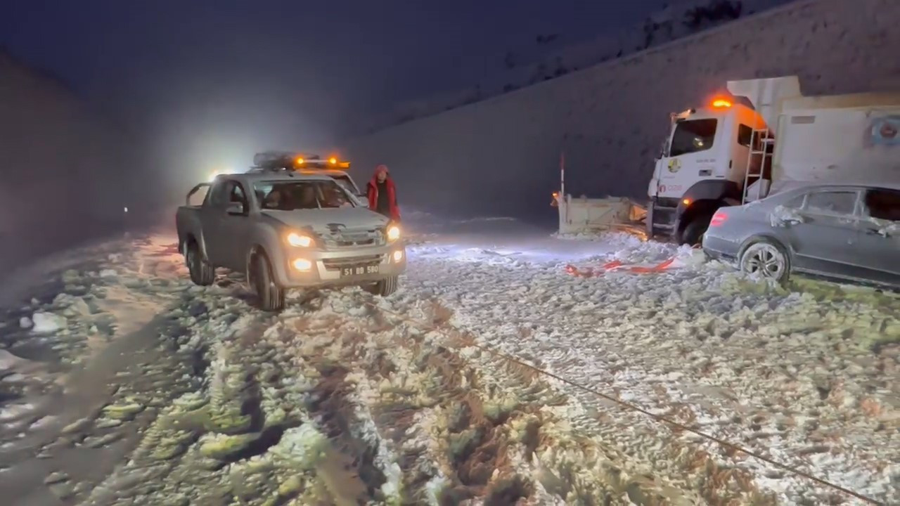 Niğde’de Yoğun Karın Ardından Köy Yolları Yeniden Açıldı