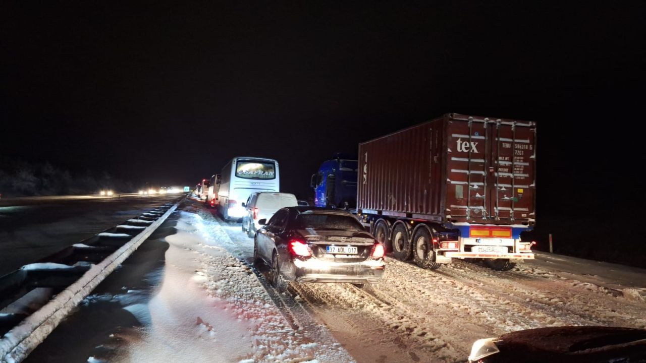 D-100 Karayolu 7 Saatlik Çalışmayla Yeniden Trafiğe Açıldı - Sayfa 1